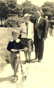 GB_004p-1940 Bunicii si tata in Parcul Central